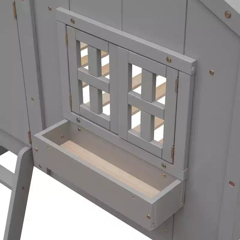 Lit superposé cabane double sur lit simple avec toit, fenêtre, jardinière, porte et barrières de sécurité