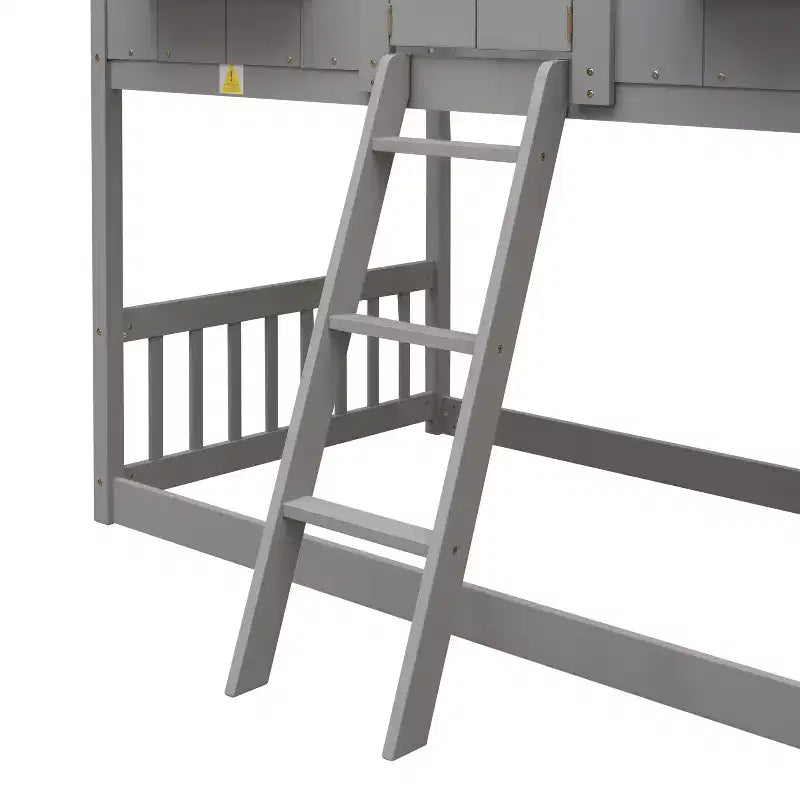 Lit superposé cabane double sur lit simple avec toit, fenêtre, jardinière, porte et barrières de sécurité