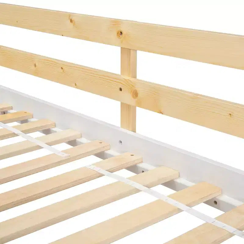 Lit superposé cabane double sur lit simple avec toit, fenêtre, jardinière, porte et barrières de sécurité