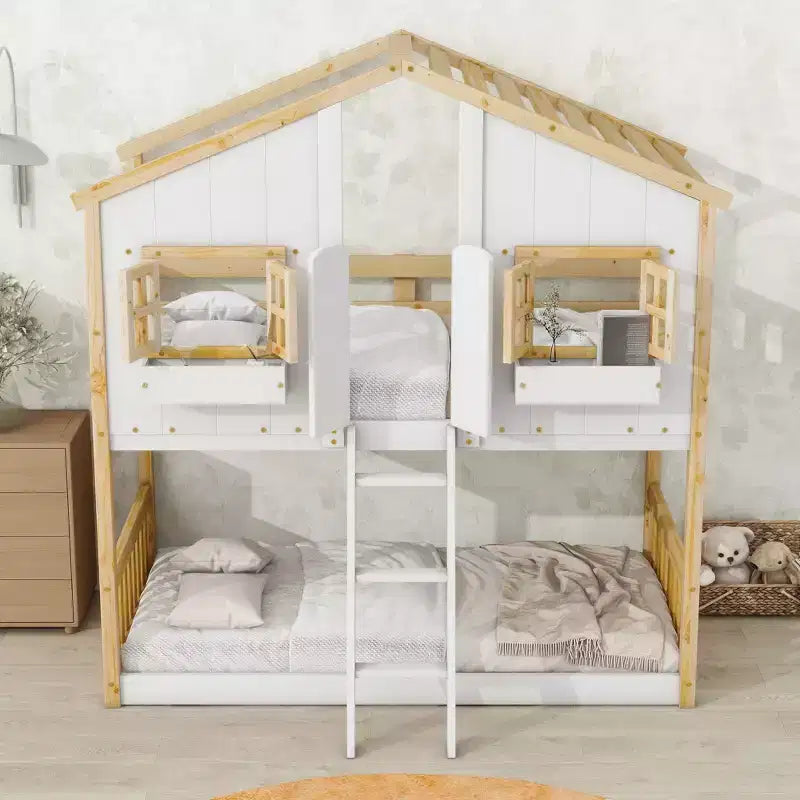 Lit superposé cabane double sur lit simple avec toit, fenêtre, jardinière, porte et barrières de sécurité