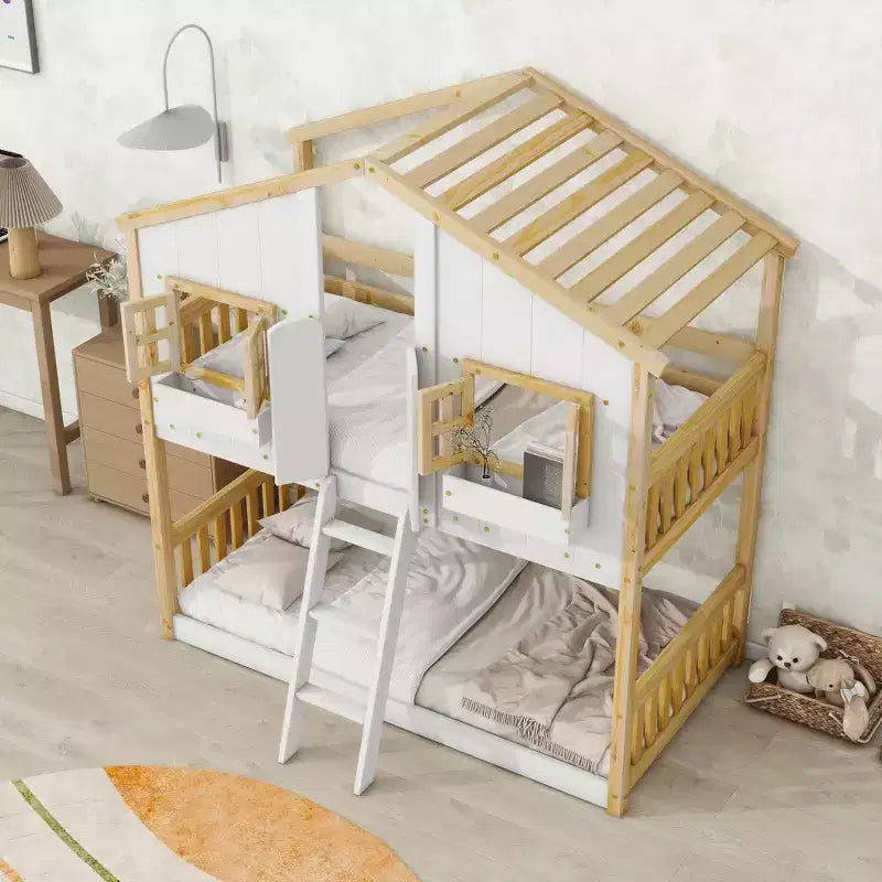 Lit superposé cabane double sur lit simple avec toit, fenêtre, jardinière, porte et barrières de sécurité