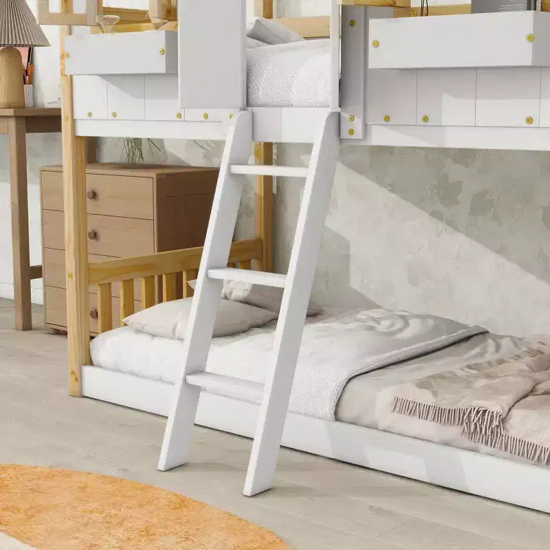 Lit superposé cabane double sur lit simple avec toit, fenêtre, jardinière, porte et barrières de sécurité