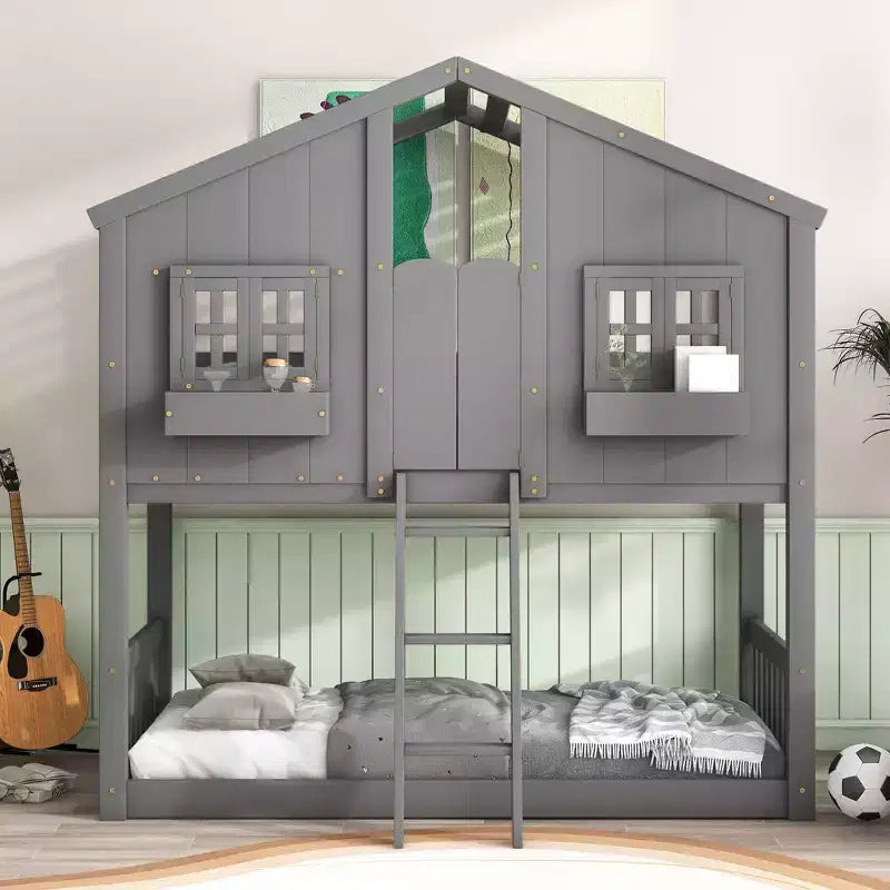 Lit superposé cabane double sur lit simple avec toit, fenêtre, jardinière, porte et barrières de sécurité