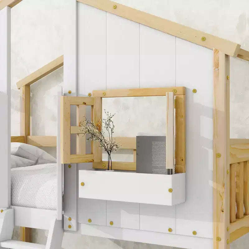 Lit superposé cabane double sur lit simple avec toit, fenêtre, jardinière, porte et barrières de sécurité