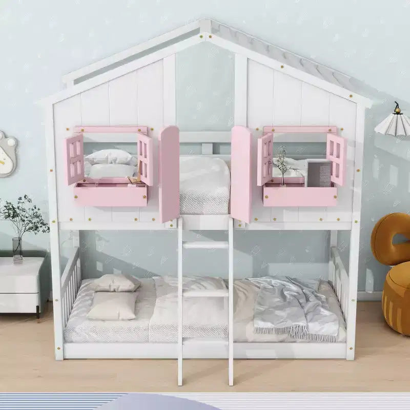 Lit superposé cabane double sur lit simple avec toit, fenêtre, jardinière, porte et barrières de sécurité