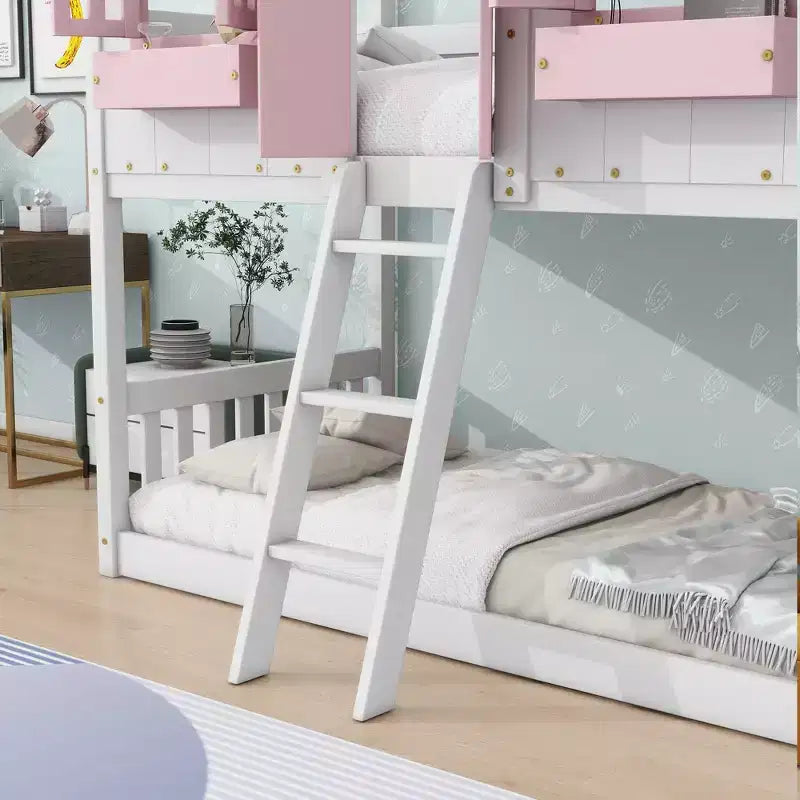 Lit superposé cabane double sur lit simple avec toit, fenêtre, jardinière, porte et barrières de sécurité