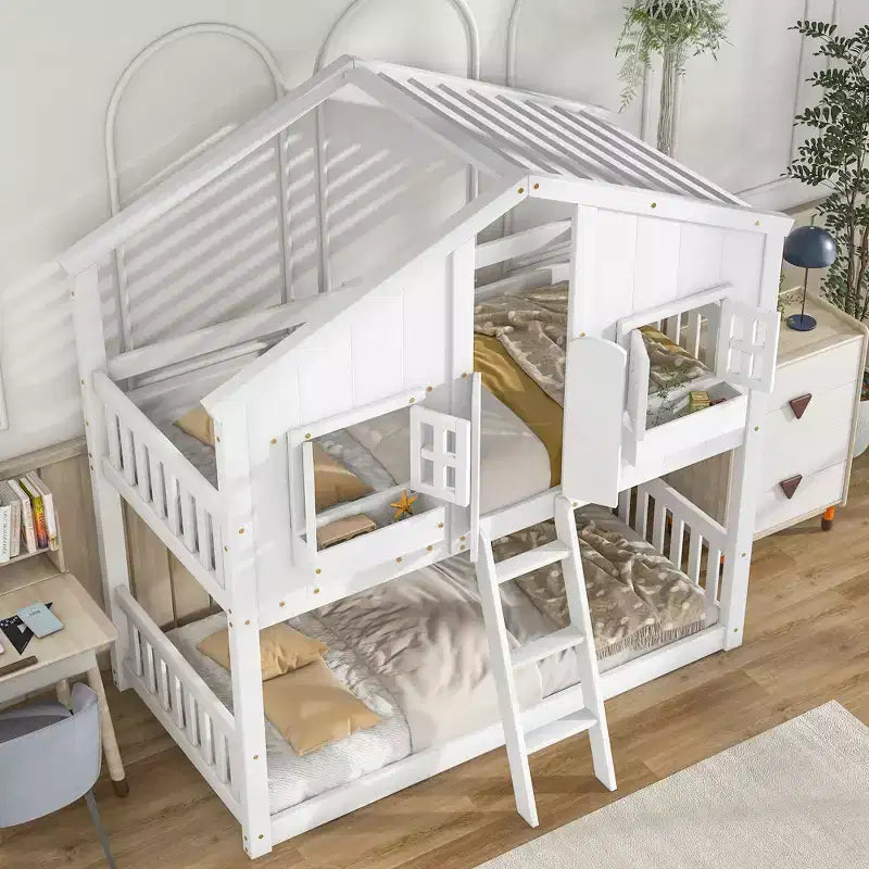Lit superposé cabane double sur lit simple avec toit, fenêtre, jardinière, porte et barrières de sécurité