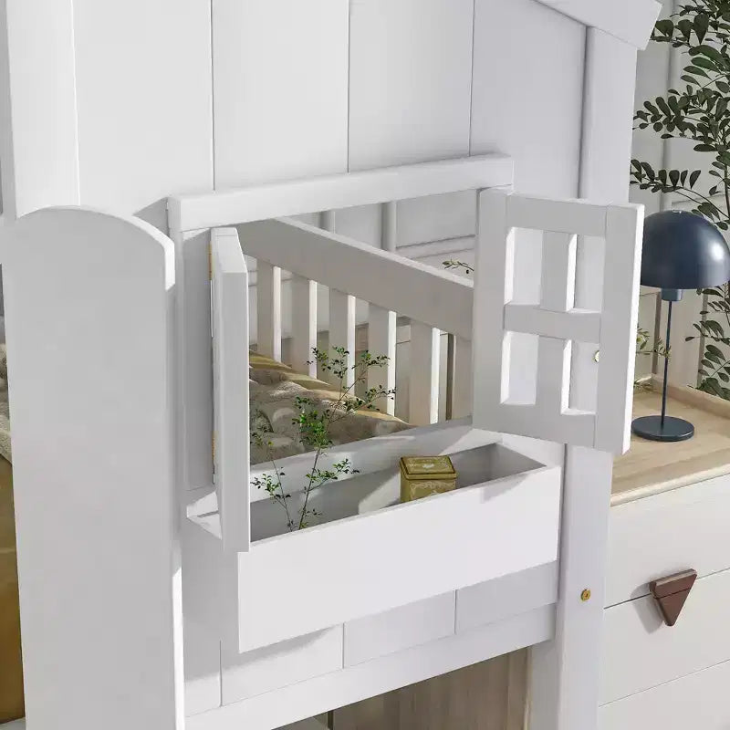 Lit superposé cabane double sur lit simple avec toit, fenêtre, jardinière, porte et barrières de sécurité
