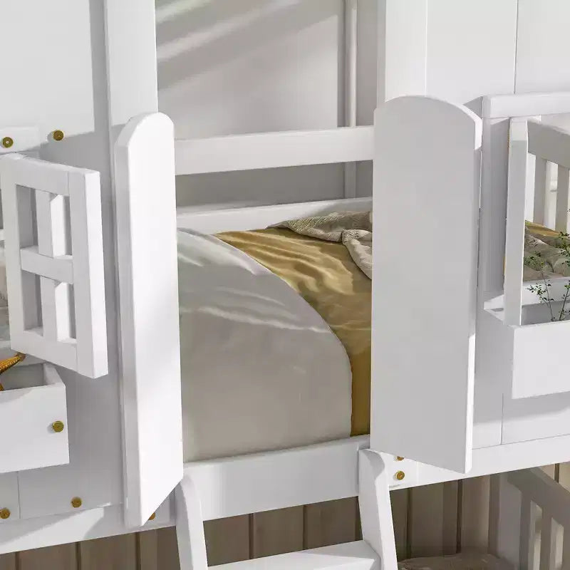 Lit superposé cabane double sur lit simple avec toit, fenêtre, jardinière, porte et barrières de sécurité