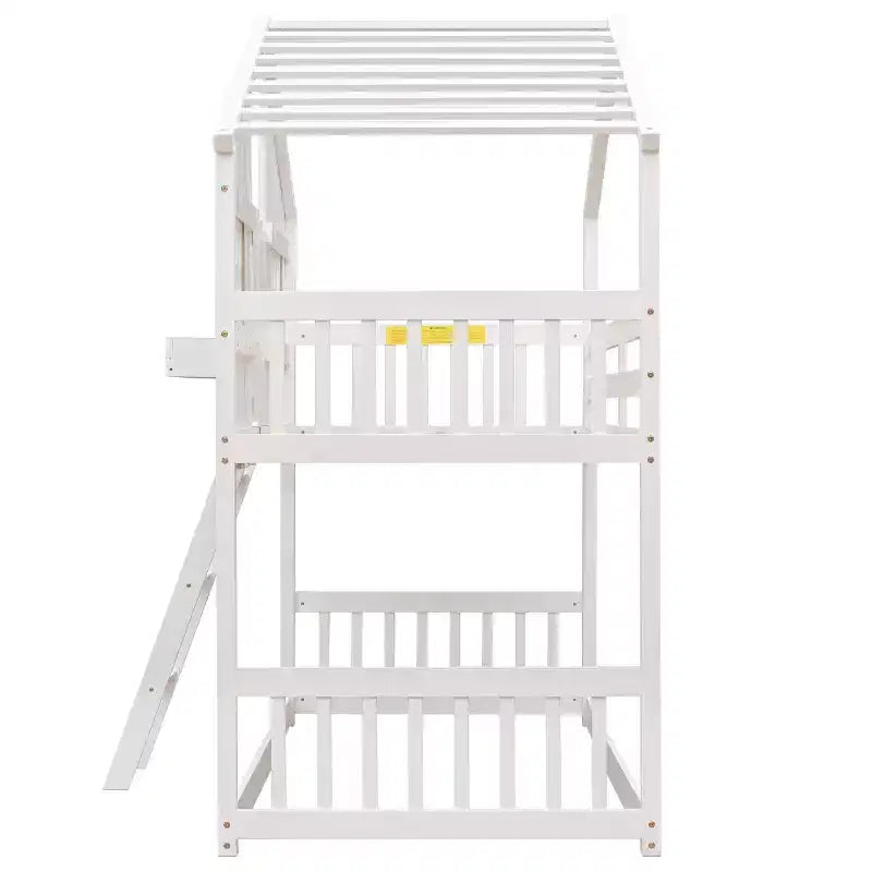 Lit superposé cabane double sur lit simple avec toit, fenêtre, jardinière, porte et barrières de sécurité