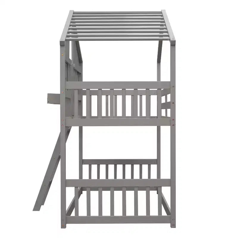 Lit superposé cabane double sur lit simple avec toit, fenêtre, jardinière, porte et barrières de sécurité