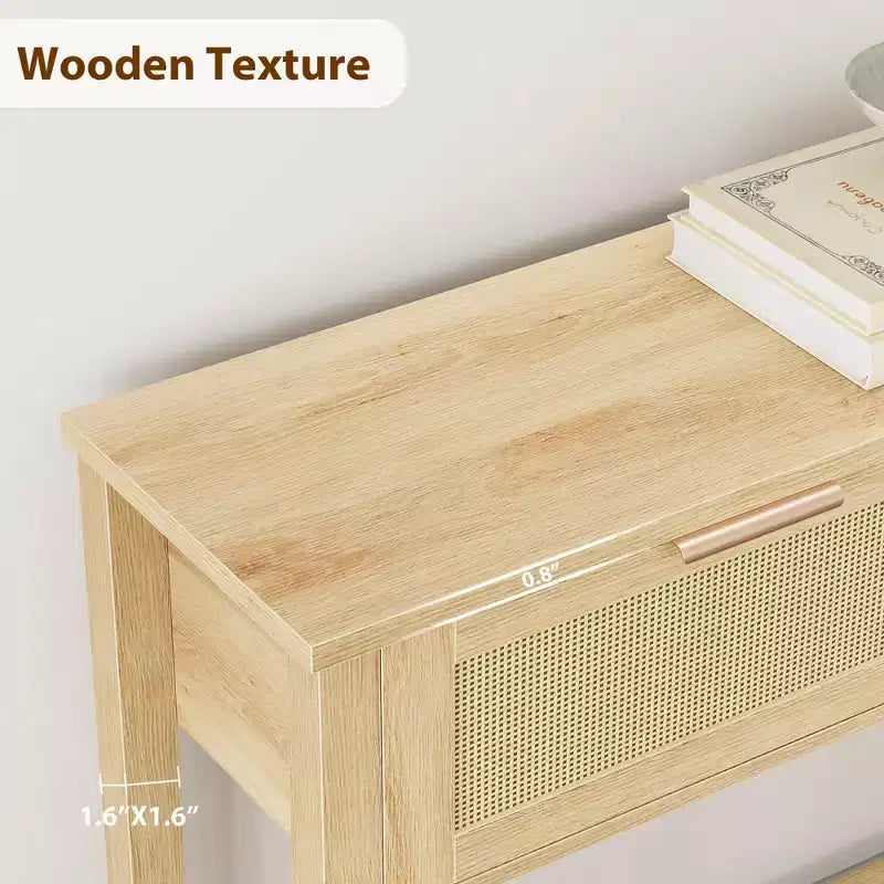 table d'appoint à deux tiroirs style rotin avec étagère de rangement en bois à double niveau, meuble décoratif pour entrée/vestibule, couleur bois naturel.