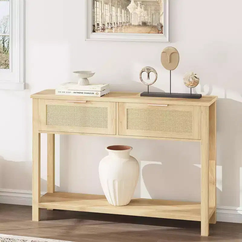 table d'appoint à deux tiroirs style rotin avec étagère de rangement en bois à double niveau, meuble décoratif pour entrée/vestibule, couleur bois naturel.