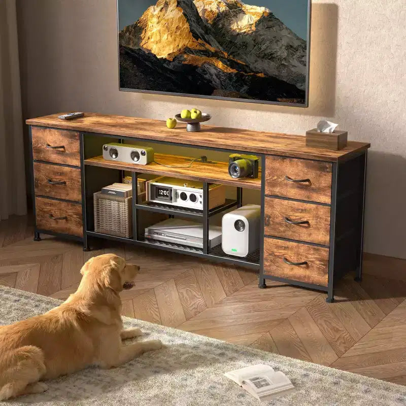 Meuble TV commode marron de 63 pouces avec station de recharge, lumières LED, 6 tiroirs en tissu, meuble de divertissement pour TV jusqu'à 70 pouces, rangement de chambre