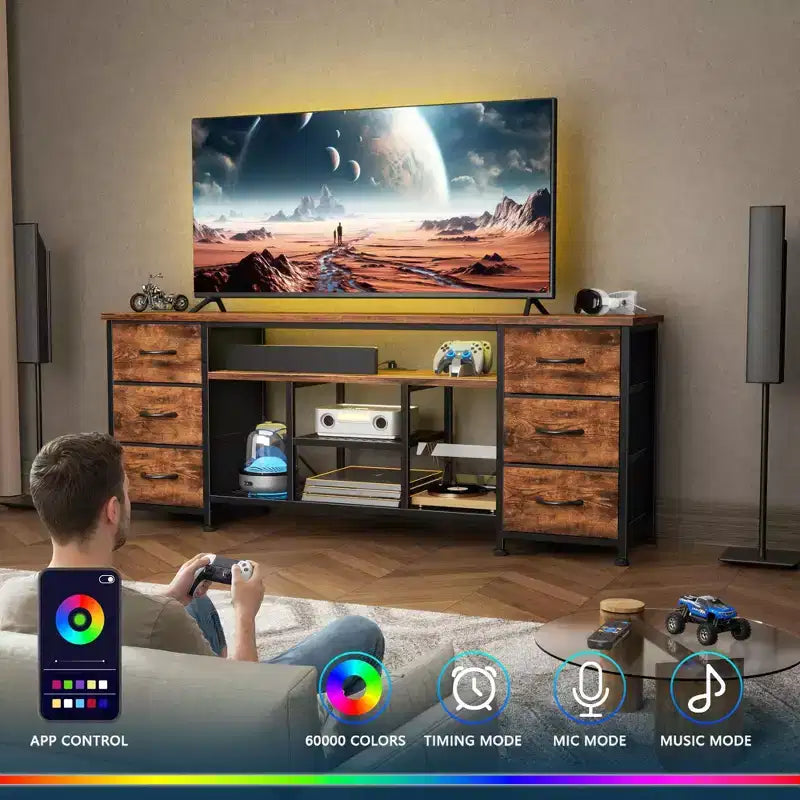 Meuble TV commode marron de 63 pouces avec station de recharge, lumières LED, 6 tiroirs en tissu, meuble de divertissement pour TV jusqu'à 70 pouces, rangement de chambre