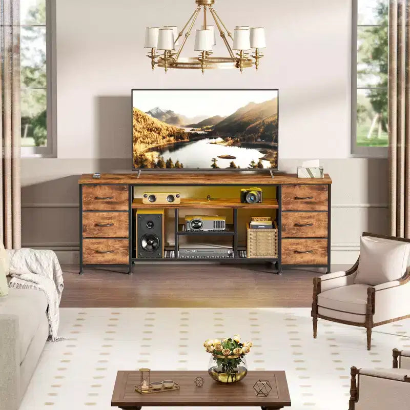 Meuble TV commode marron de 63 pouces avec station de recharge, lumières LED, 6 tiroirs en tissu, meuble de divertissement pour TV jusqu'à 70 pouces, rangement de chambre