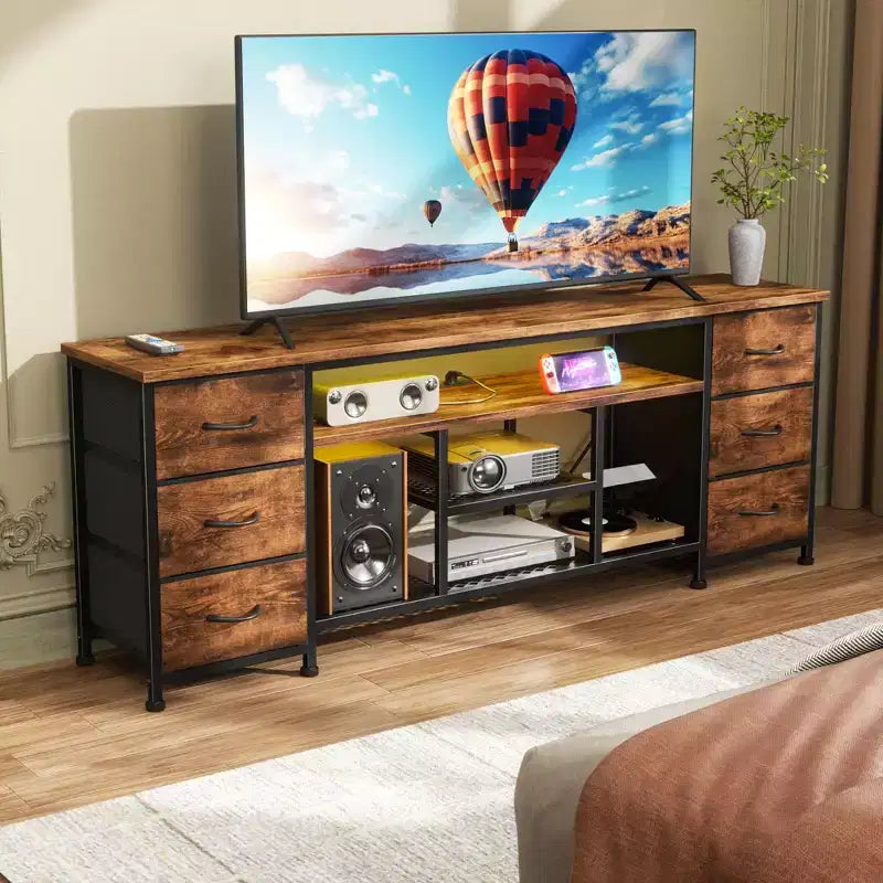 Meuble TV commode marron de 63 pouces avec station de recharge, lumières LED, 6 tiroirs en tissu, meuble de divertissement pour TV jusqu'à 70 pouces, rangement de chambre